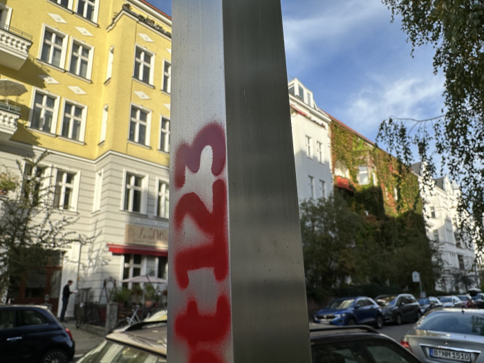 Ohne den Porträtmodus macht das iPhone 14 Pro Max Aufnahmen mit leicht unscharfem Hintergrund, wenn wir ein nahes Objekt fotografieren. (Bild: Tobias Költzsch/Golem.de)